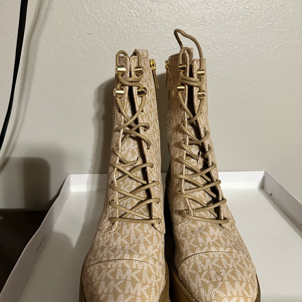 Micheal Kors boots - Picture 2 of 3